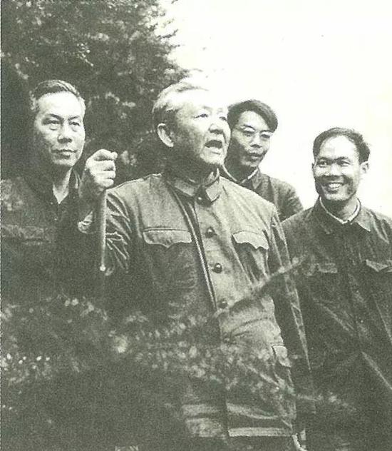 1978年，习仲勋到粤后的第一次基层调研，时任宝安县委书记的方苞陪他在宝安开展了三天的调研。