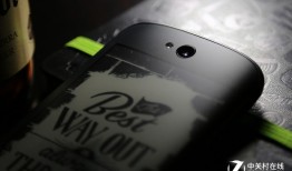 【YotaPhone2评测】首创机身后置电子纸屏幕纸手机「【YotaPhone2评测】首创机身后置电子纸屏幕」